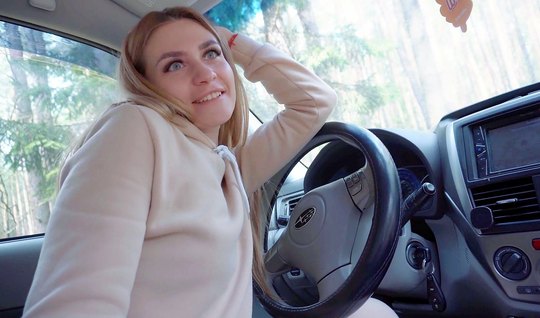 Русская мамка прямо в машине сделала минет и не против секс ...