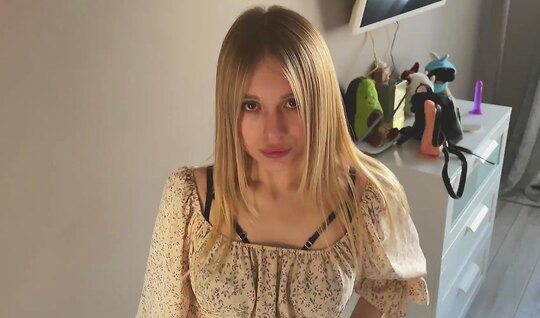 Русская девушка эротично сосет член в домашнем порно видео