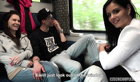 Пара свингеров занимается групповым сексом в поезде...